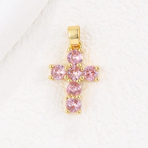 Detailaufnahme eines goldenen Kreuzanhängers mit sechs mikrobeschichteten rosa Edelsteinen
