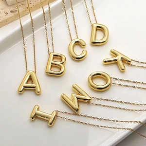 Ciondoli a lettera palloncino 3D in rame placcato oro 18k con sottile catena a O