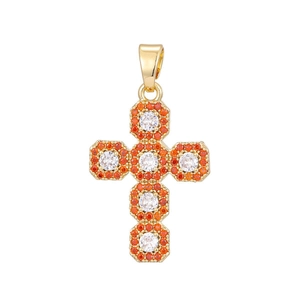 Detailopname van gouden kruishanger met witte zirkoon en oranje stenen inlegwerk
