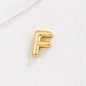 Makroaufnahme von 10mm vergoldetem Alphabet F Charm für DIY-Armbänder mit Polierung