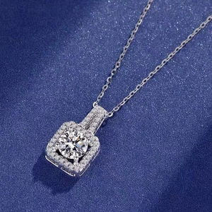 Makroaufnahme der quadratischen Halo-Halskette mit brillantem Moissanit und Pave