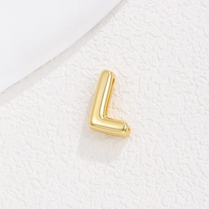 Détail d'une breloque lettre L dorée 3D avec finition brillante pour bracelet DIY