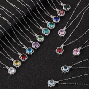 Detail mit 16 farbigen Zirkonia-Steinen in Halo-Fassung an schlanken silbernen Ketten