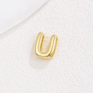 Détail d'une breloque lettre U dorée polie pour bracelets et colliers DIY