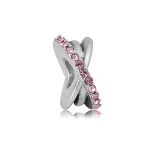 Vue macro détaillée du charm en argent avec zircons roses et design croisé élégant