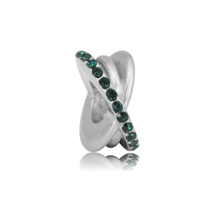 Vue macro d'une breloque en X argentée avec cristaux verts pour bracelet DIY