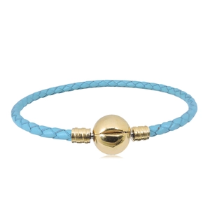 Vista macro de pulsera de cuero trenzado azul claro con cierre de esfera de oro pulido