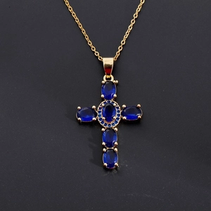 Elegante collana dorata con ciondolo a croce e cinque pietre di zircone blu intenso