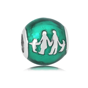 Detalle de un amuleto de acero plateado con silueta familiar y toques de esmalte verde