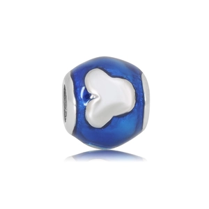 Detalle de cuenta de acero inoxidable esmaltado azul con trébol blanco y reflejo de espejo