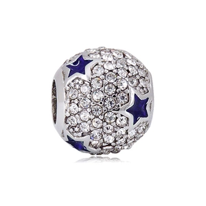 Vista macro de un abalorio de plata con pavé de circón y estrellas de esmalte azul