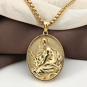 Collar para hombre de acero inoxidable dorado con colgante ovalado y relieve religioso vintage