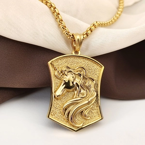 Collar con colgante de escudo de unicornio en acero de titanio sobre fondo de seda