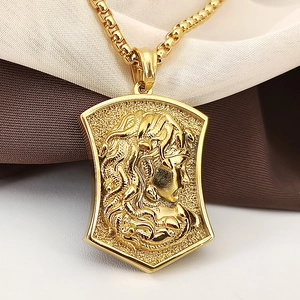 Collar con colgante de escudo dorado con relieve de Medusa y cadena de eslabones
