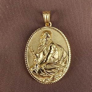 Colgante religioso de Jesús ovalado en acero dorado con bordes de cuentas y grabado fino