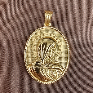 Colgante ovalado de la Virgen María dorado con relieve vintage y halo de estrellas