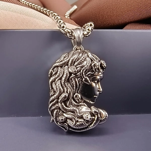 Collar de hombre en acero de titanio con colgante de Medusa y cadena de caja plateada