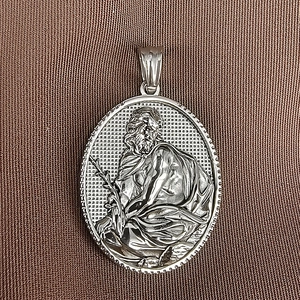 Colgante religioso ovalado de acero inoxidable plateado con relieve detallado en 3D de un santo