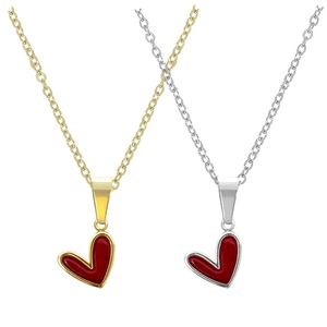 Collar minimalista con colgante de corazón en oro y plata con acabado esmalte rojo
