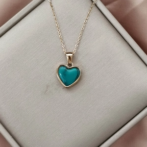 Detailaufnahme der herzförmigen blauen Halskette in einer hochwertigen Schmuckschatulle