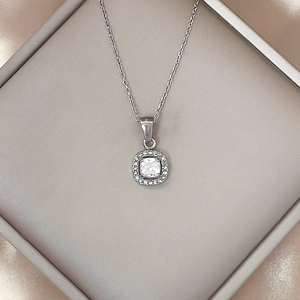 Dettaglio della collana con ciondolo in zircone quadrato su seta in un portagioie