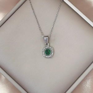 Dettaglio della collana con ciondolo di zircone verde quadrato in scatola regalo