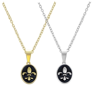 Detail der ovalen Retro-Anhänger mit Fleur-de-Lis-Prägung auf schwarzer Basis in Gold und Silber