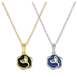 Detailansicht der Walflossen-Anhänger in Gold-Schwarz und Silber-Blau Emaille