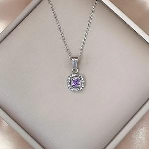 Dettaglio della collana d'argento con ciondolo quadrato viola e zirconi bianchi lucidi
