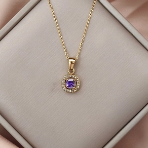 Dettaglio del ciondolo in zircone viola quadrato su catena sottile in acciaio inossidabile