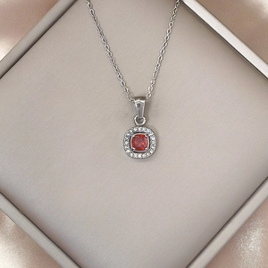 Collana lussuosa in acciaio inossidabile con ciondolo in zircone rosso quadrato arrotondato