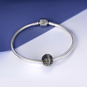 S925 Sterling Silber Schlangenarmband mit glitzerndem Feder-Charm und Zylinderverschluss