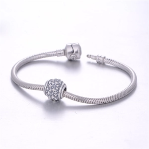 S925 Sterlingsilber Schlangenkette Armband mit geometrischer Perle und Schnappverschluss