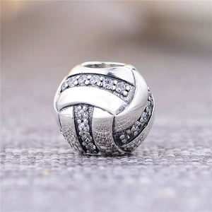 Detailopname van S925 zilveren volleybalbedel met witte zirkonia voor DIY armbanden