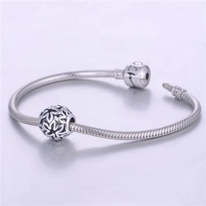 Makroaufnahme von S925 Sterlingsilber Schlangenarmband mit hohlem Blatt-Blumen-Anhänger