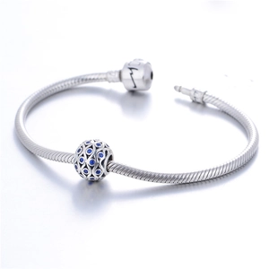 Bracelet maille serpent en argent S925 avec breloque ajourée sertie de gemmes bleues