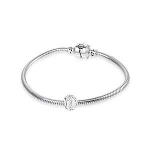 Detail eines 925er Sterling Silber Schlangen-Armbands mit hohlem Blatt-Charm und Gravur-Verschluss
