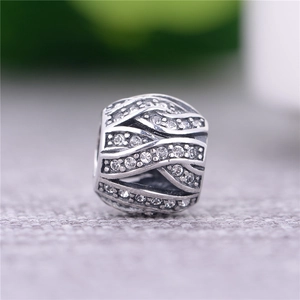 Makroaufnahme einer S925 Sterling Silber Perle mit Zirkonia und Vintage-Textur