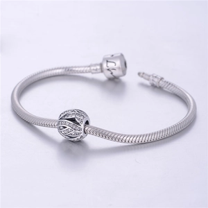 Makroaufnahme von 925 Silber Schlangen-Armband mit Kristall-Charm und Love Gravur