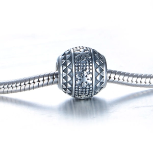 S925 sterling zilveren sneeuwvlok bedel met geometrische patronen op een slangenketting