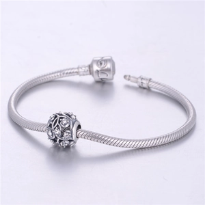 Detailansicht der S925 Sterlingsilber Schlangenkette mit hohler Zirkonia-Perle im Fokus