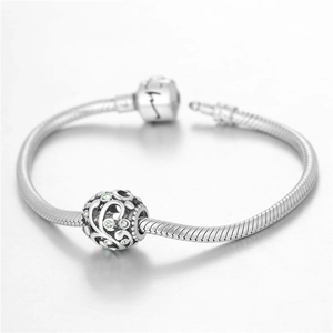 Nahaufnahme von S925 Silber Schlangenarmband mit hohlem Blumenanhänger und grünen Zirkonia