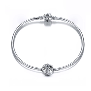 Poliertes S925 Sterlingsilber Schlangenarmband mit strukturiertem Charm und Fassverschluss