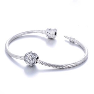 Klassisches silbernes S925 Schlangenarmband mit funkelndem Herzanhänger auf weißem Grund