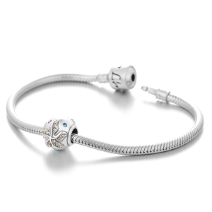 S925 sterling zilveren zeester charm met gekleurde zirkoonstenen aan een slangenarmband