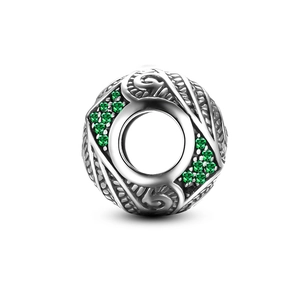 Charm in argento 925 con incisione di foglie e pietre di zircone verde