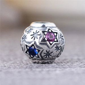 Macro-opname van een S925 zilveren kraal met paarse en blauwe edelstenen voor DIY armbanden