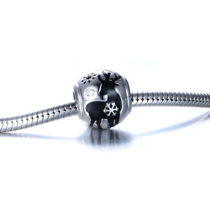 S925 sterling zilveren rendierbedel met zwarte emaille sneeuwvlokken op slangenarmband