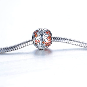 S925 sterling zilveren kerstbedel met oranje ijsbloem op een slangenketting armband