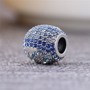 Macro-opname van S925 zilveren kraal met blauwe en witte micro-geplaveide zirkoniasteen